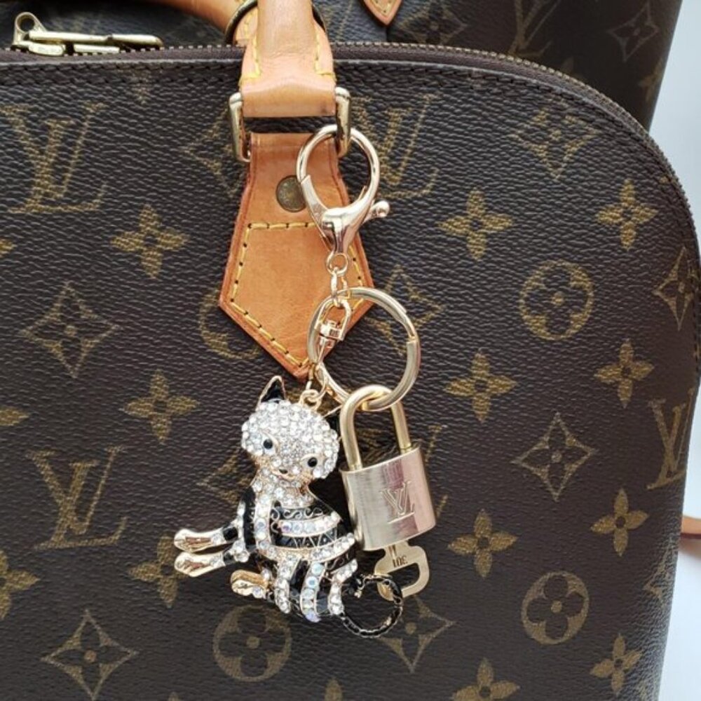 Louis Vuitton Gold Padlock Key 🔒 Authentic LV Charm + Unbranded Cat Keychain - Picture 6 of 7